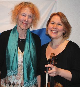 Dorothea-Grünzweig-und-Laura-Kokko-bei-einer-Lesung--c--privat---Vorschaubild